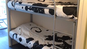 Un lit superposé avec une couverture à motifs de vaches.