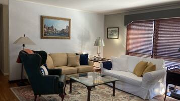 Una Smart TV, una chimenea, libros