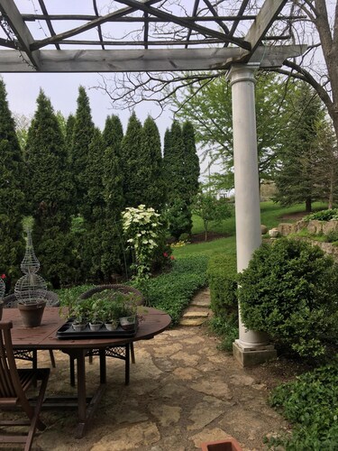 Discover Elizabeth charm, just a quick 27-min drive away from Mississippi River