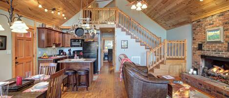 智能电视、壁炉、DVD 播放器、书