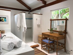 Shower, towels, soap, shampoo - Isla Venado. Private Island in Cholon, Cartagena. (Cartagena)