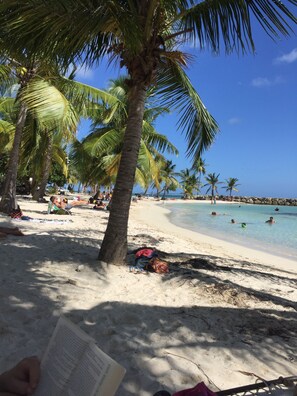 Plage à proximité, chaise longue, serviettes de plage