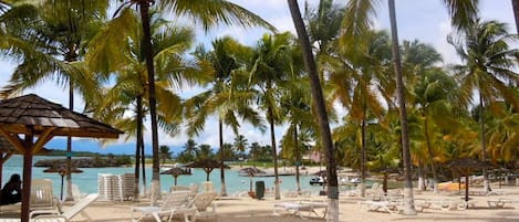 Nära stranden, solstolar och strandhanddukar
