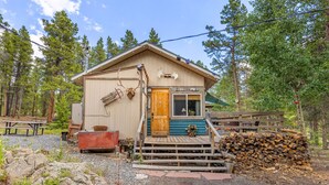 Une cabane avec une porte en bois, une fenêtre et une pancarte sur laquelle on peut lire « CABANE ».