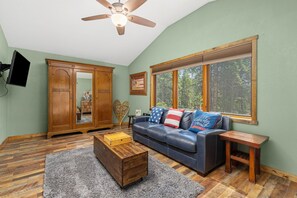 Smart TV, fireplace, DVD player, books - Remote cabin-hike-bike out the back door.  Eldora/Black Hawk 15miles. (Black Hawk)