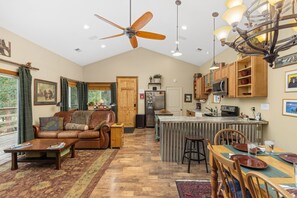 Smart-tv, pejs, dvd-afspiller, bøger