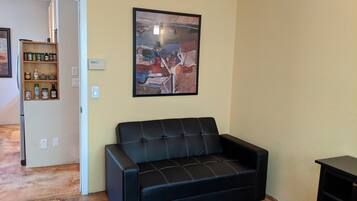 TV connectée, cheminée, livres