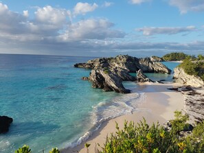 Beach nearby, sun-loungers, beach towels - Amazing Property Close To Beaches/Golf Course/Railway Trails (Warwick)