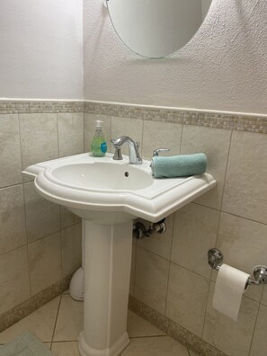Ensemble douche/baignoire, sèche-cheveux, serviettes fournies