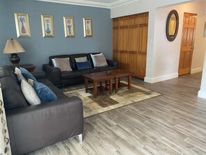 Smart TV, video games, DVD player, books - Amazing Property Close To Beaches/Golf Course/Railway Trails (Warwick)