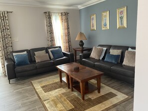 Smart TV, video games, DVD player, books - Amazing Property Close To Beaches/Golf Course/Railway Trails (Warwick)