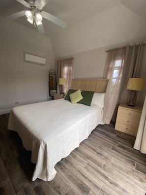 2 Schlafzimmer, Schreibtisch, Bügeleisen/Bügelbrett, Reisekinderbett