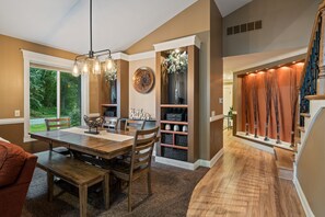 Dining - Lovely, spacious home near Holland State Park, Lake MI (Holland)