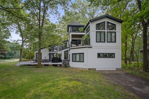 Exterior - Lovely, spacious home near Holland State Park, Lake MI (Holland)