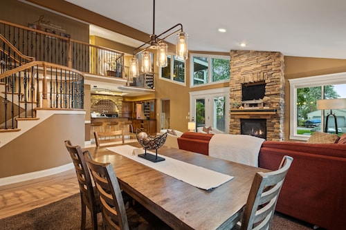 Lovely, spacious home near Holland State Park, Lake MI