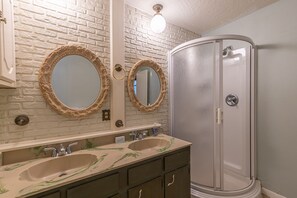 Combinazione doccia/vasca, asciugacapelli, asciugamani, sapone