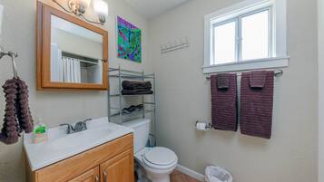 Badewanne, Haartrockner, Handtücher, Seife