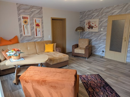 TV, books. Cozy apartment centrally and quietly located; Leipzig can be reached in about 25 minutes