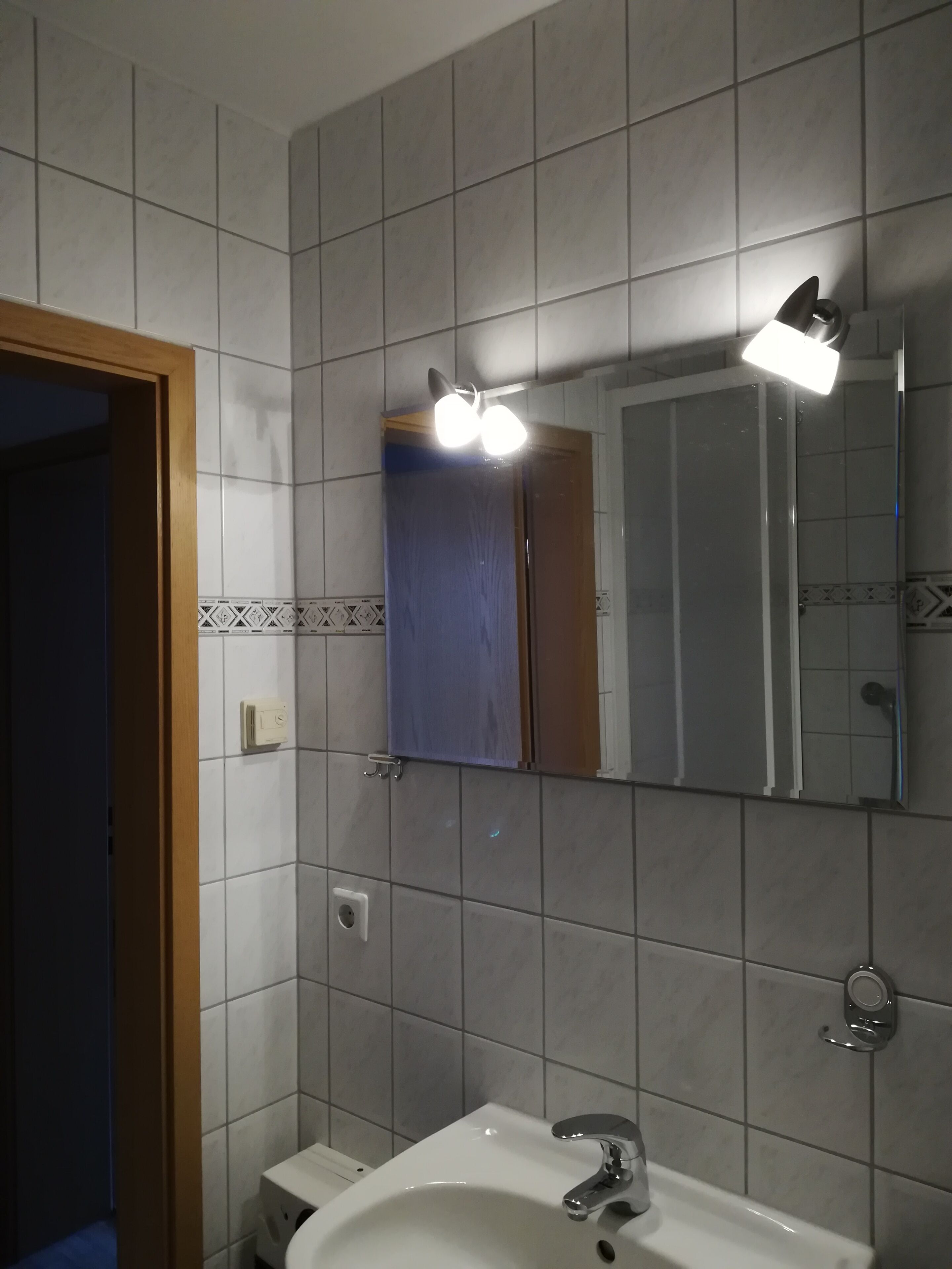 Dusj, hårføner, håndklær og toalettpapir