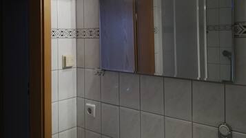 Dusche, Haartrockner, Handtücher, Toilettenpapier