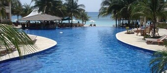 INFINITY BAY LUXURY 2/2 condo,100 steps to beach, 2nd story, by pool,1388 sqft  
