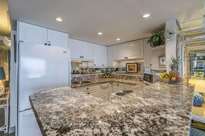 Fridge, microwave, oven, stovetop - Oceanfront, adjacent to North Ka'anapali Beach, Central A/C! Newly reduced rates (Lahaina)