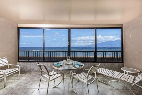 Oceanfront, adjacent to North Ka'anapali Beach, Central A/C! Newly reduced rates