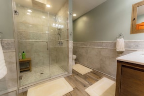 Ensemble douche/baignoire, sĂšche-cheveux, serviettes fournies, savon