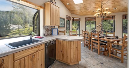 Quiet 4 Acres, Gym,Theater, Grill, & WILDLIFE! Sleeps 6 IN LUXURY!
Lic NCD0335