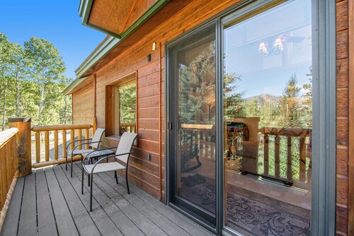 Quiet 4 Acres, Gym,Theater, Grill,  & WILDLIFE! Sleeps 6 IN LUXURY!
Lic NCD0335