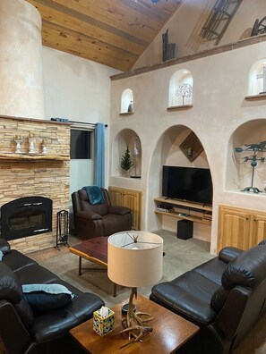 Smart TV, fireplace, video games, DVD player - Indoor basketball, ping pong, and more! (Angel Fire)