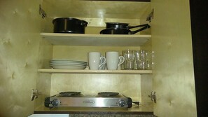 Een koelkast, een microgolfoven, een koffiezetapparaat/waterkoker