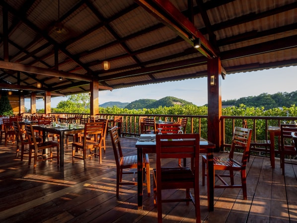 2 restaurants, breakfast, lunch served; local and international cuisine