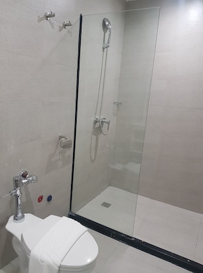 Shower, free toiletries, towels - Travelite Hotel Legarda (Baguio)