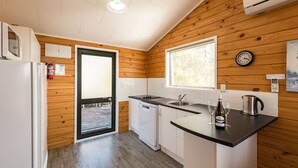 2 Bedroom Cottage | Private kitchen - Sunseeker Cottages Motel (Haruru)