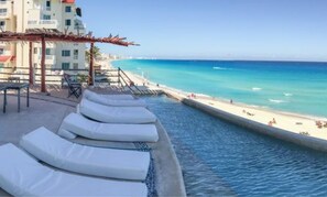 Outdoor pool, open 8:00 AM to 8:00 PM, pool umbrellas, sun loungers - Cancún Plaza Sea View (Cancun)