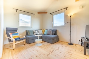 Stuga Deluxe - flera sovrum - icke-rökare - utsikt mot bergen (2 Bedroom+1 Studio Bedroom) | Vardagsrum | Platt-tv och Netflix