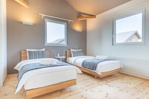 3 habitaciones, cubrecamas, escritorio y sistema de insonorización 