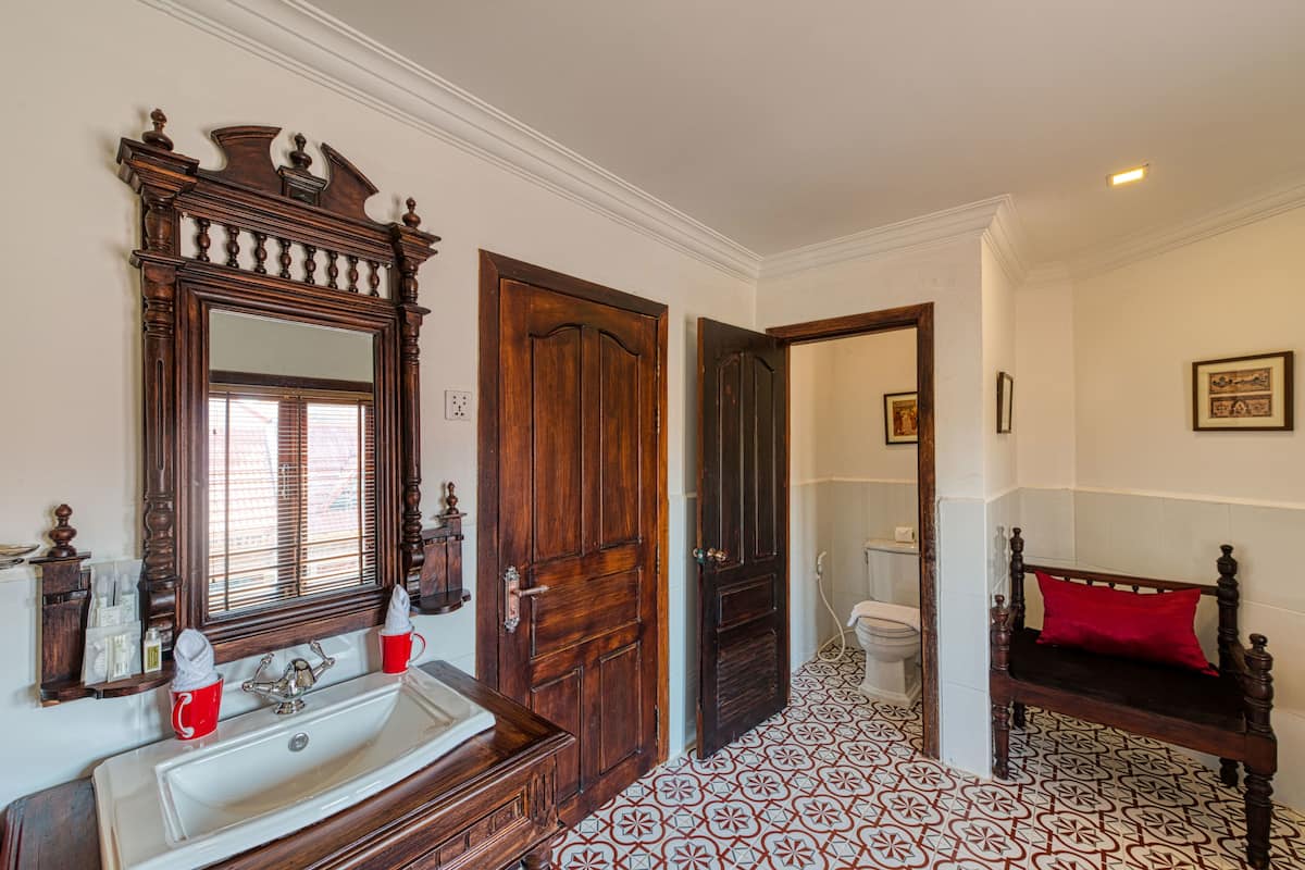 separate bathtub and shower, deep-soaking bathtub