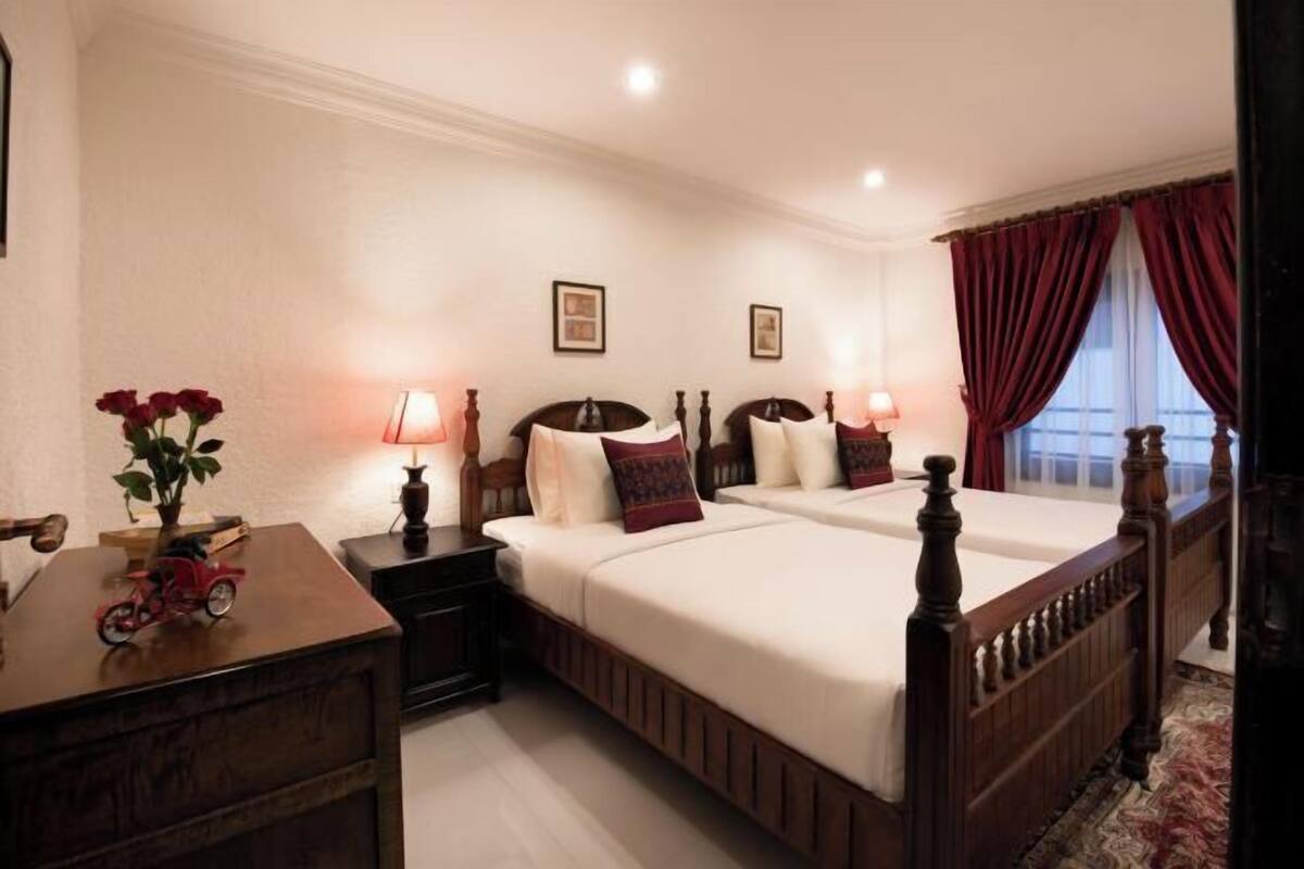 Premium bedding, pillow-top beds, minibar, in-room safe