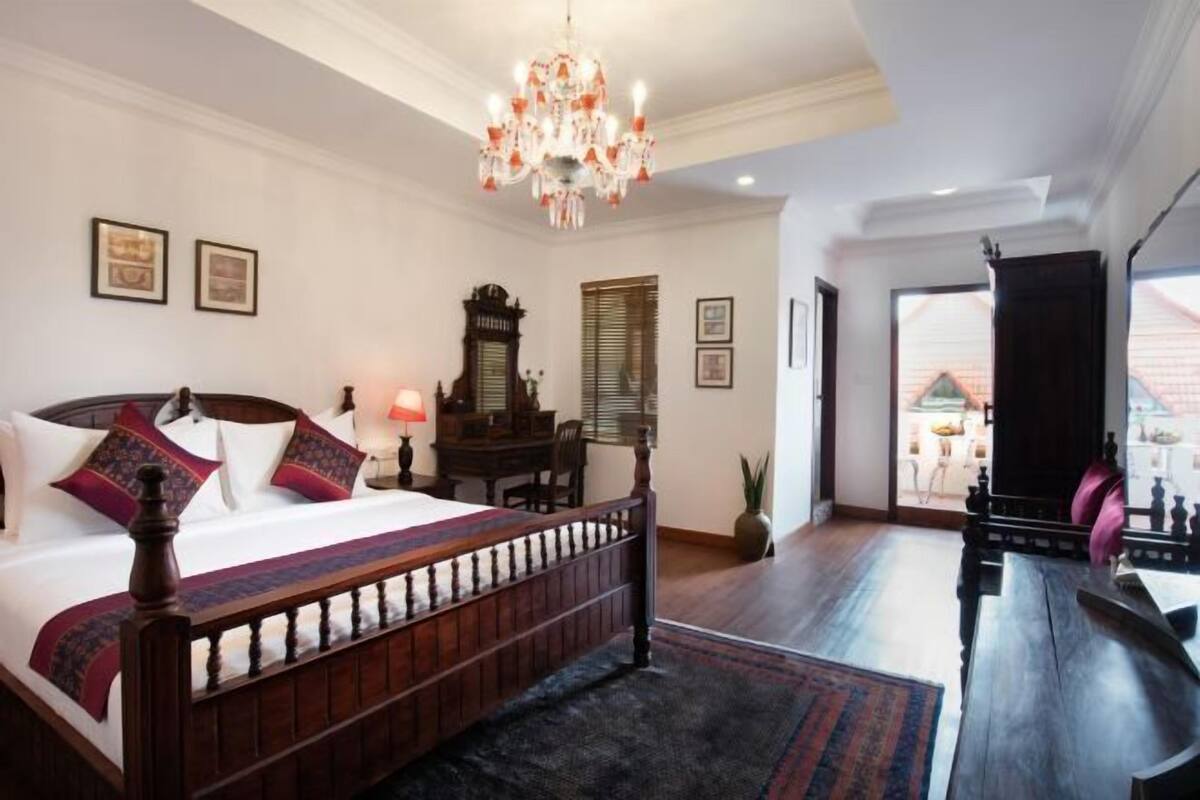 Premium bedding, pillow-top beds, minibar, in-room safe
