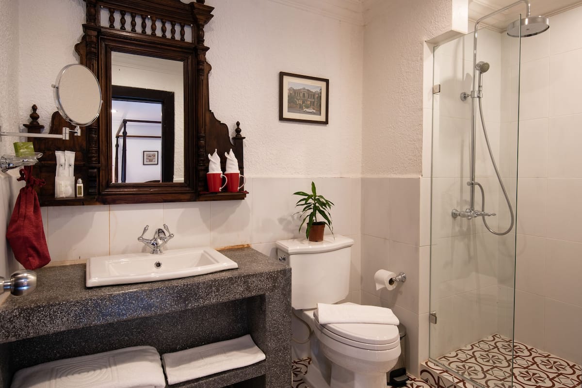 separate bathtub and shower, deep-soaking bathtub