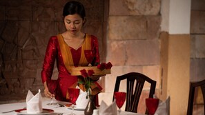 Se sirven desayunos, almuerzos, cenas y cocina local e internacional