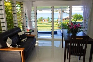 Marlin Bure | Living area | Books, video library - Makaira Resort (Taveuni Island East)