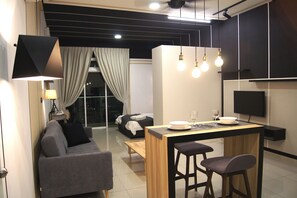 Studio Suite Deluks, pemandangan kota | Brankas dan didekorasi berbeda-beda