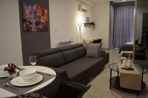 Deluxe Double or Twin Room With City View | Living area