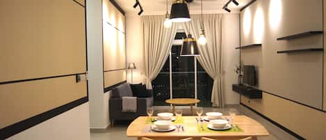 Suite Deluks, 2 kamar tidur, pemandangan kota | Makan di kamar