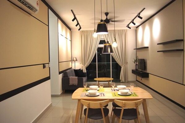 Suite Deluks, 2 kamar tidur, pemandangan kota | Makan di kamar