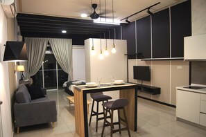 Studio Suite Deluks, pemandangan kota | Brankas dan didekorasi berbeda-beda