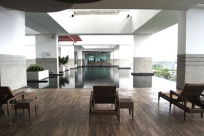 Kolam renang outdoor, dengan kursi berjemur